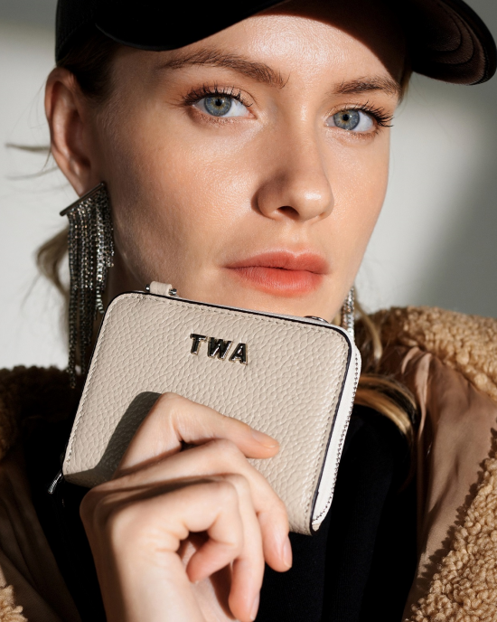 Elda Beige Leather Chain Strapped Wallet Elda Beige Leather Chain Strapped Wallet